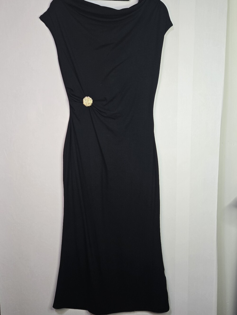 ZESICA Size M Black S/Sleve Boat Neck Dress, Side Ruching With Gold Brooch NWT